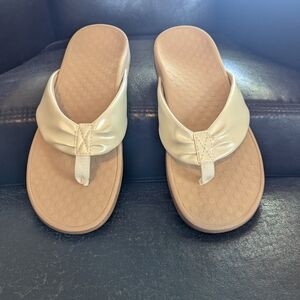 Women's Vionic Pearly White Sandals